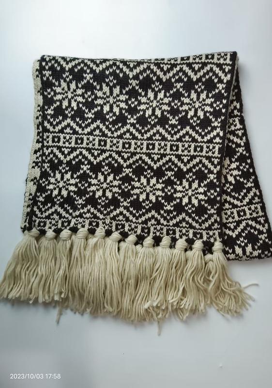 Svart og krem Fair Isle-skjerf med geometrisk mønster og dusker – grossist vinterplagg til engros.