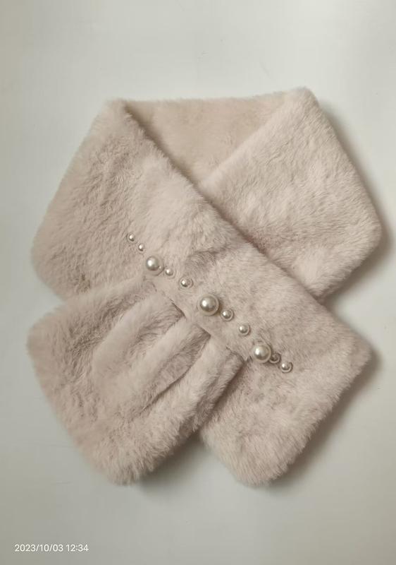 Krem faux fur crossover skjerf med perledetaljer – ideelt for grossister som søker eksklusive vinteraksessoarer.
