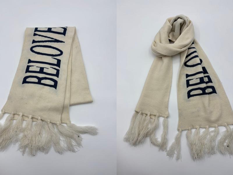 Kremfarget strikket skjerf med marineblå BELOVED-tekst og lange frynseender