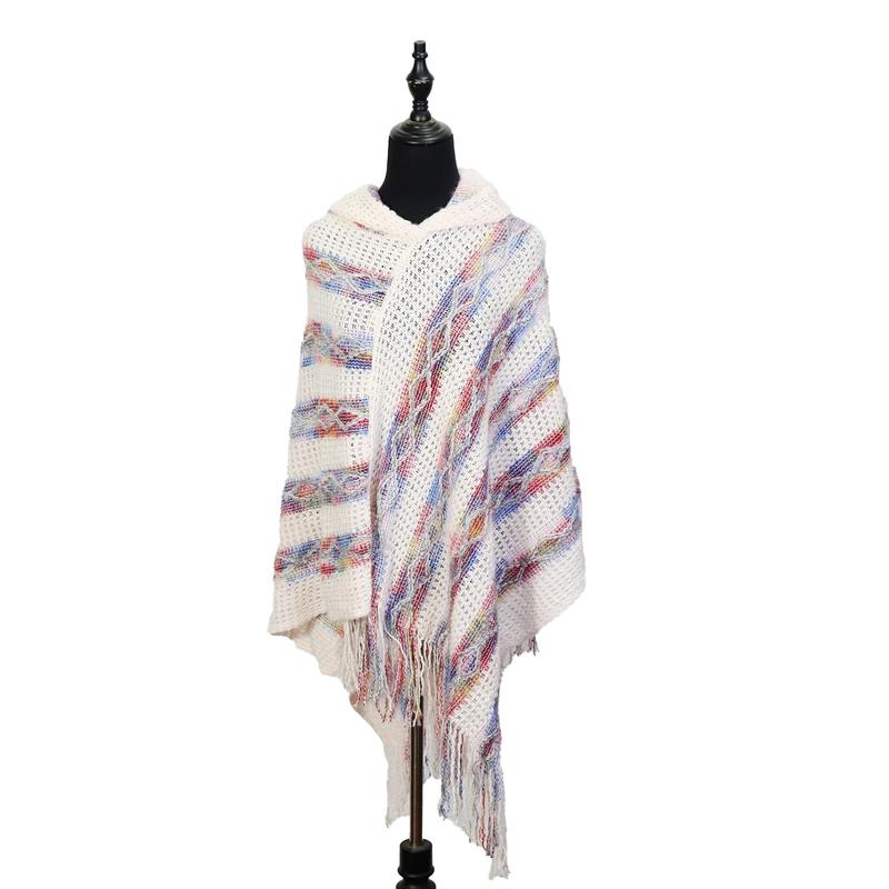Ivory hetteponcho i strikk med fargerike røde og blå striper og frynser