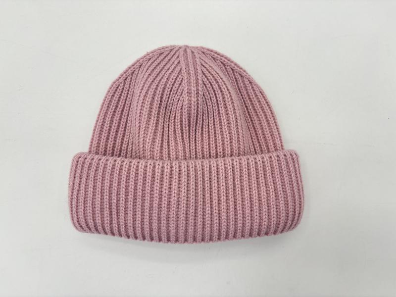 Støvete rosa ribbestrikket vinterlue med brettet kant