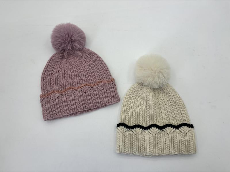 Strikket lue med pompom og kammuslingkant i to farger: støvete rosa med rust og kremhvit med sort.