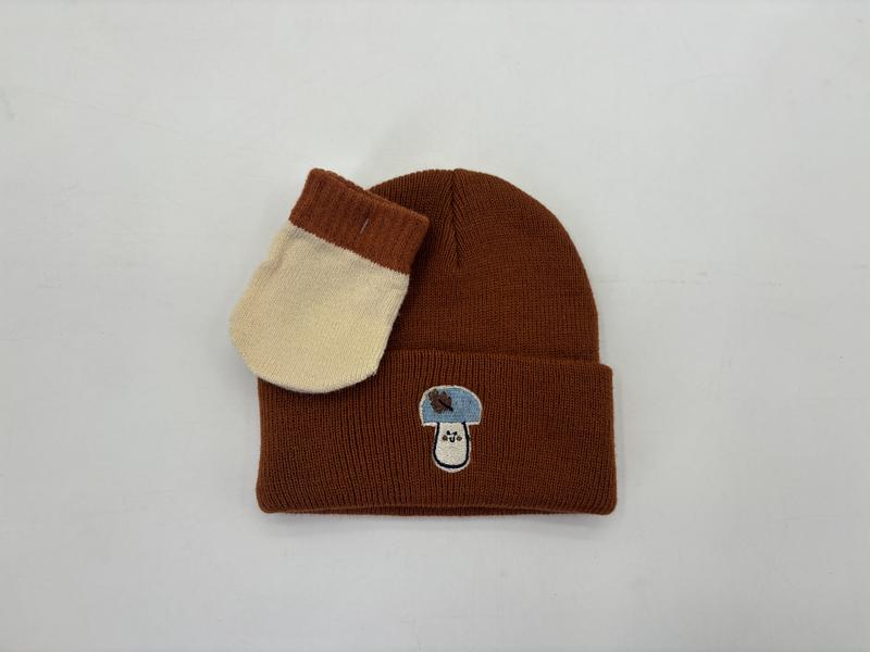 Brun ribbestrikket lue med brodert merke og krem/brun tovfarget vott.