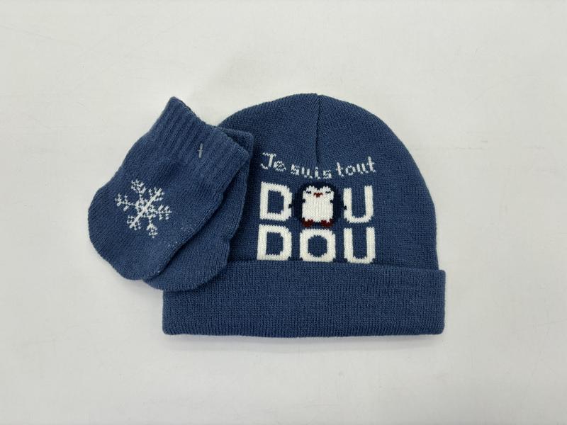 Blå strikket babylue og votter med søtt pingvinmønster og snøfnuggdetaljer.