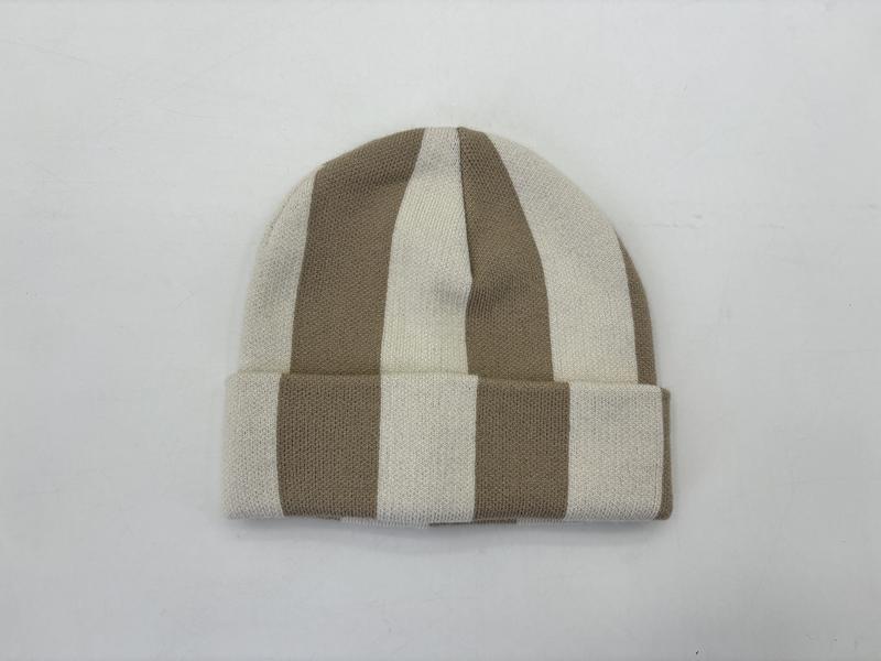 Strikket beanie-lue med brede vertikale striper i beige og kremhvitt