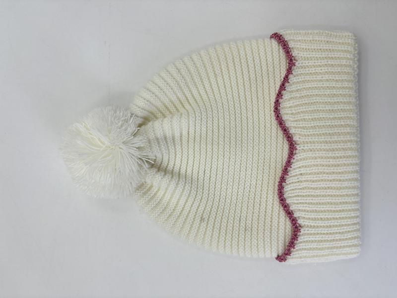 Kremfarget strikket vinterlue med pompom og rosa sikksakkbord.