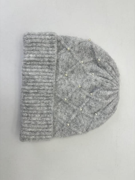 Grå strikket lue med diamantmønster og perldetaljer.
