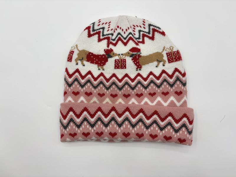 Rosa strikket lue med Fair Isle-mønster av dachshunder i julenissehatter og røde hjerter.