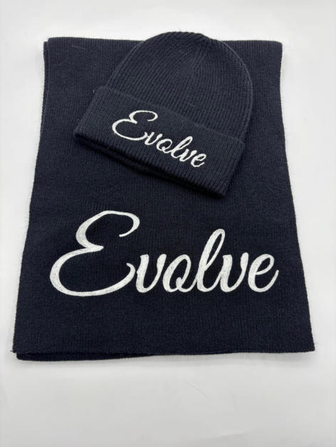 Marineblå strikket lue og skjerf sett med hvit kursiv broderi.