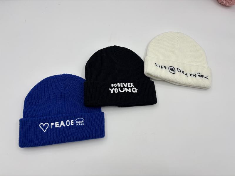 Tre ribbede strikkeluer med oppbrett i blå