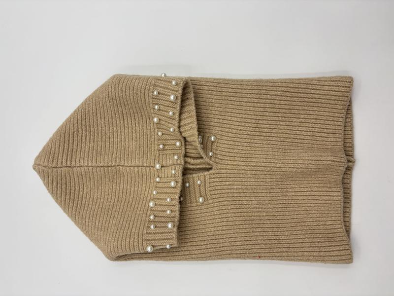 «Beige ribbestrikket rundskjerf med perledetaljer