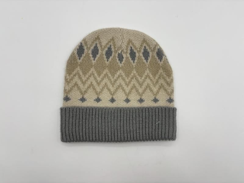 Beige strikket lue med grått Fair Isle-mønster og grå ribbekant