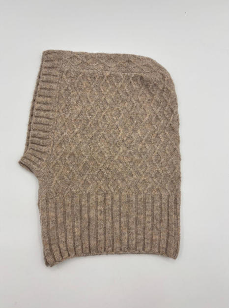 Taupe strikket balaclava i ull med diamantmønster og ribbede striper