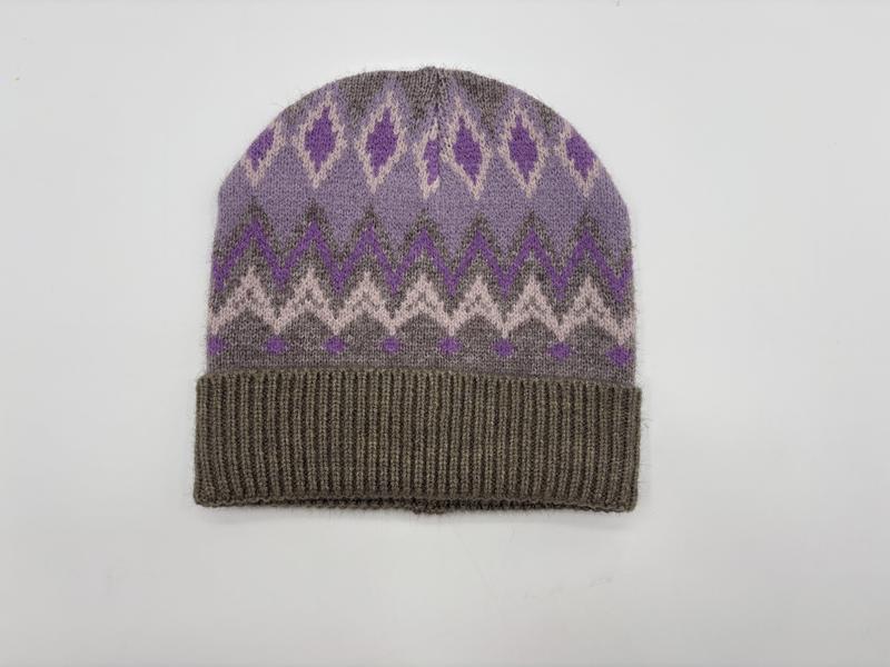 «Strikket lue med lilla og grå Fair Isle-mønster med diamanter og sikksakk