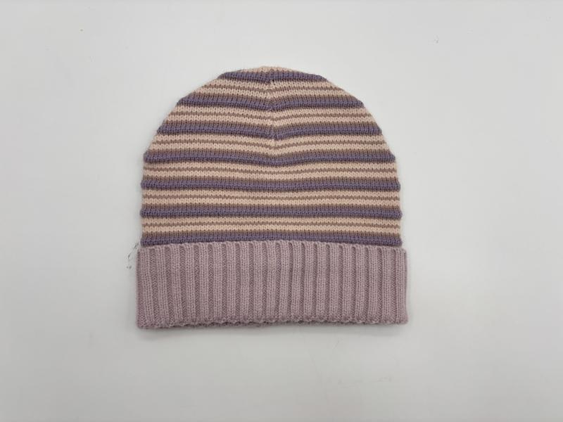 Strikket lue med lilla og beige horisontalstriper og solid lavendel ribbekant