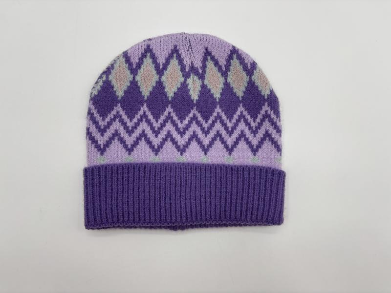 Lilla og lavendel strikket lue med argyle- og sikksakkmønster og ribb langs kanten.