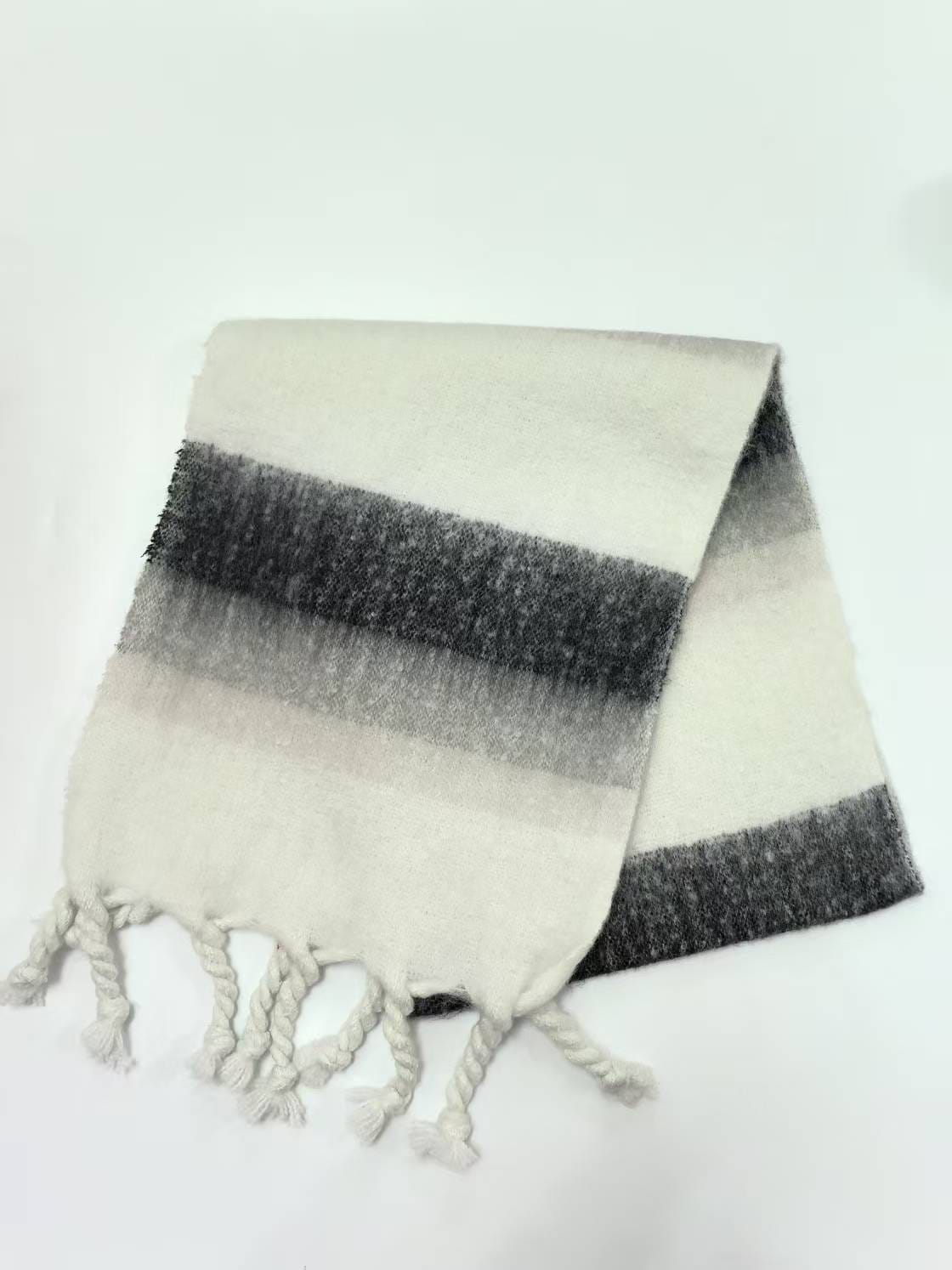 Brettet skjerf med elfenben- og koksgrå striper