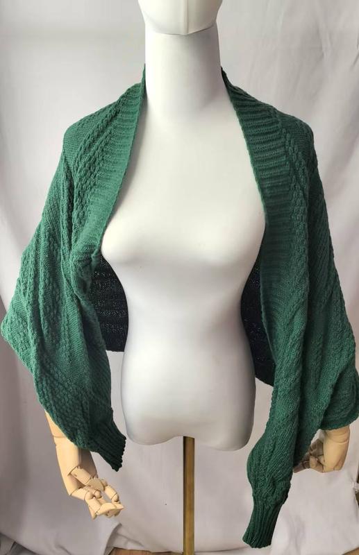 Grønn kabelstrikket cocoon cardigan med ballongærmer og åpen front
