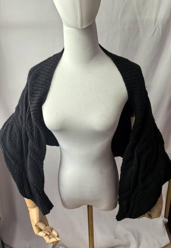 Svart kabelmønstret bolero cardigan med vide ermer