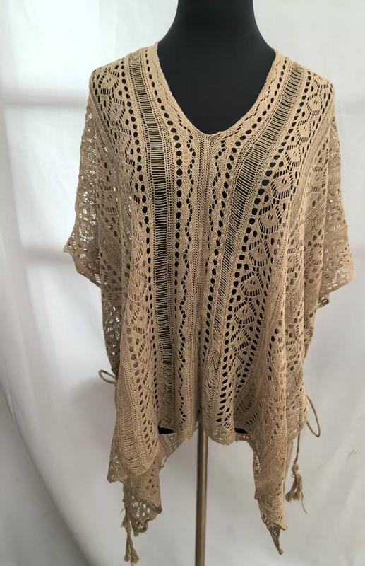Beige heklet poncho-topp med blondmønster