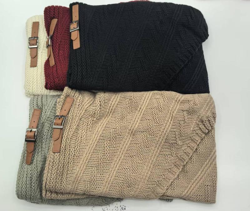 «Fem grovstrikket pledd i beige
