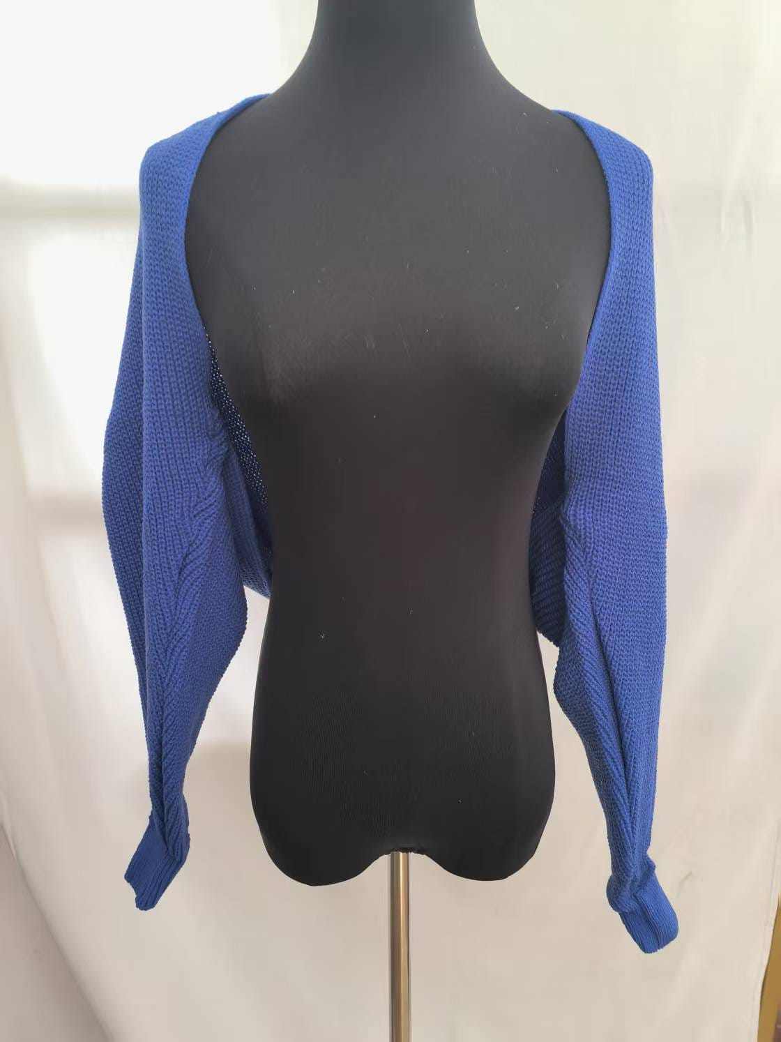 Kongeblå grovstrikket cropped cardigan med åpen front og lange ermer
