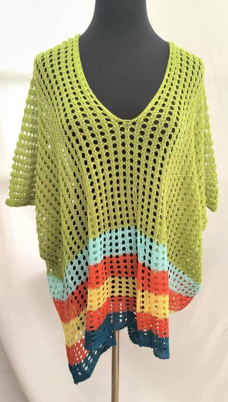 Limegrønn strikket crochet mesh-topp med flerfargede striper i teal