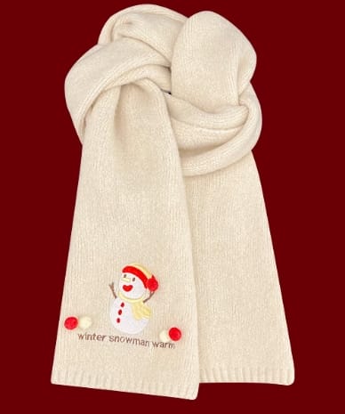 Kremfarget strikket skjerf med brodert snømann og røde pompomer