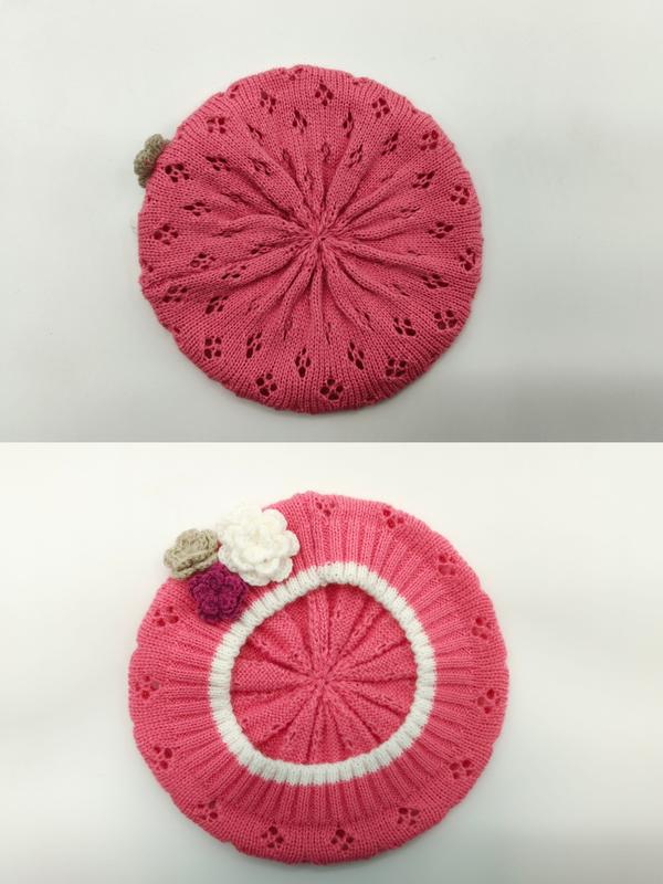 Rosa strikket beret med hullmønster