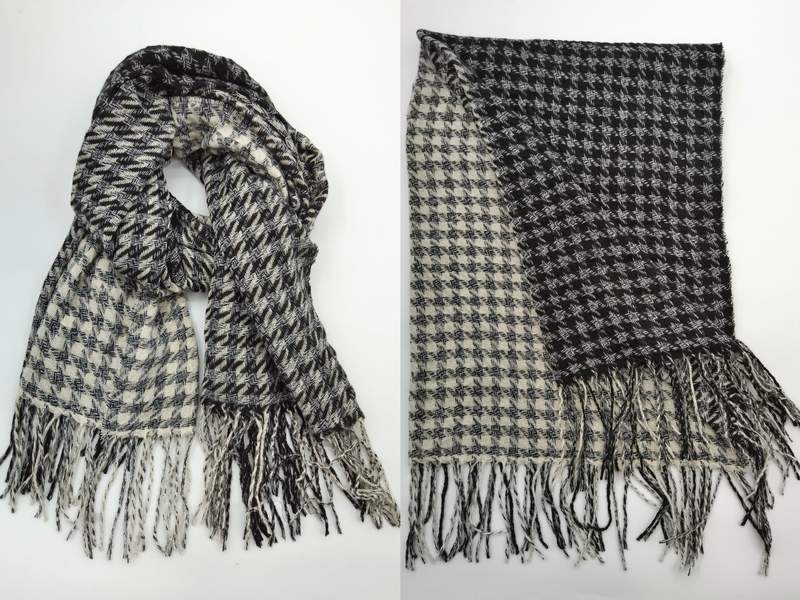 Svart og kremfarget rutet skjerf i houndstooth-mønster med frynser