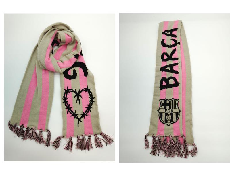 Strikket fotballskjerf i beige og rosa striper med Barca FCB-emblem