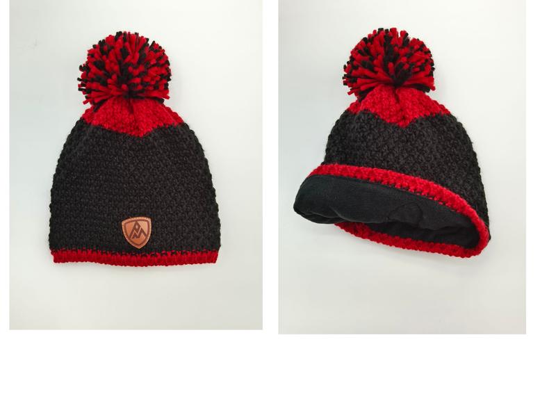 Svart og rød grovstrikket lue med pompom