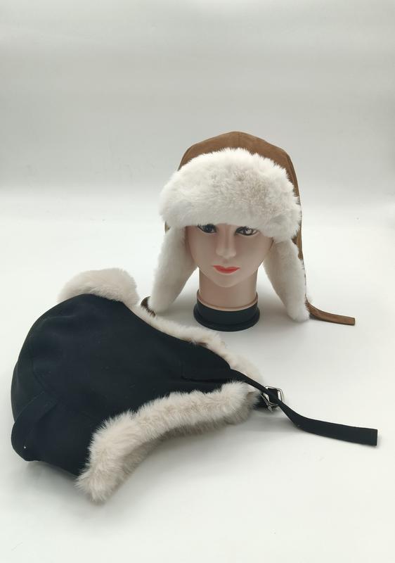 «To brun og svart trapper ushanka-hatt med hvit kunstpels og ørebesyttere