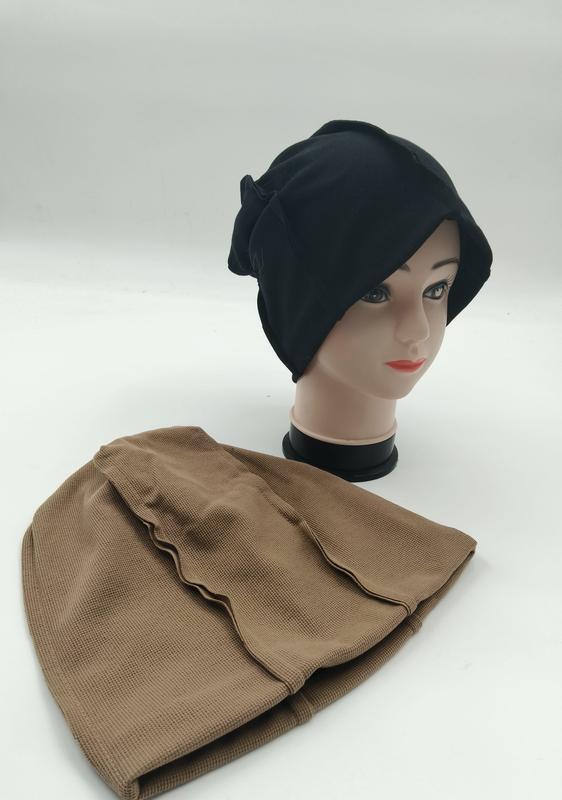 «Sort og beige hijab-underskjerf i strikket beanie-stil