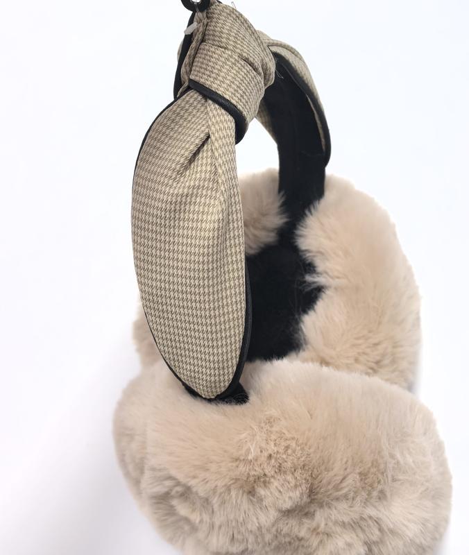 «Brune ørevarmer i fluffy sherpa-fleece med justerbart hodebånd på hvit bakgrunn.»