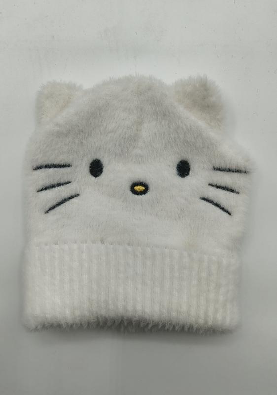 Hvit fluffy strikkelue med brodert kattansikt