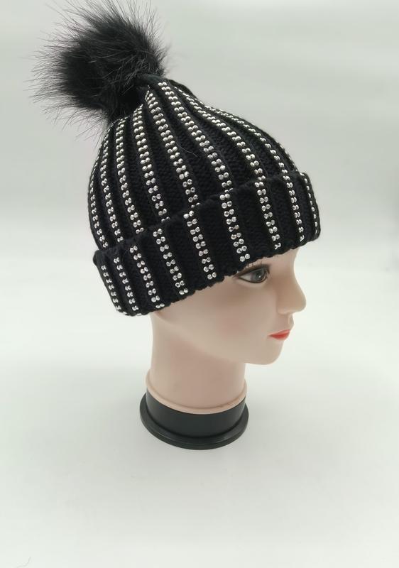 Svart ribbestrikket vinterlue med sølv rhinestone-striper og sort kunstpels pom-pom.
