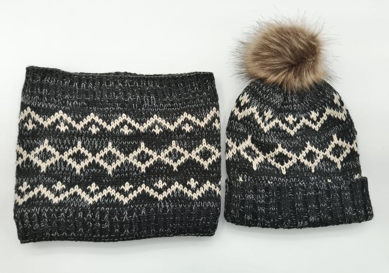 Mørkegrå og kremfarget Fair Isle strikket vinterlue med kunstpels-pom pom og matchende rundt skjerf.