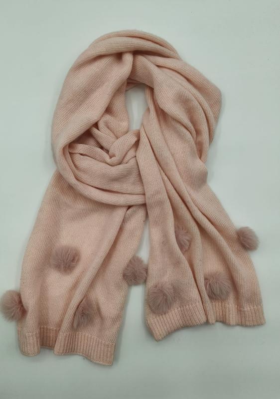 Myk strikket skjerf i blush rosa med fluffy pompom-pynt langs kantene