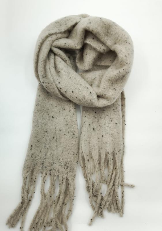 Beige melert strikket skjerf med frynsekanter