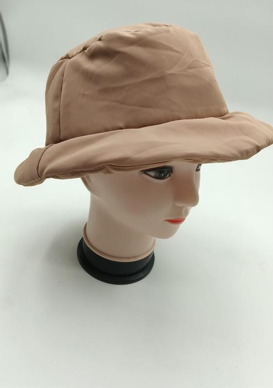 Beige quiltete pufferbuckethat i nylon med bred brem