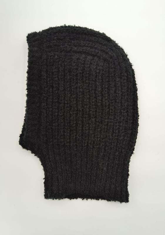 Svart chunky ribbestrikket balaclava i bouclé-ull med frynser