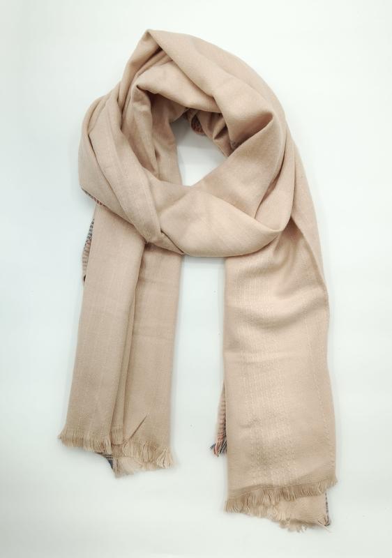 Myk beige kamelfargett vevd skjerf med frynser i endene