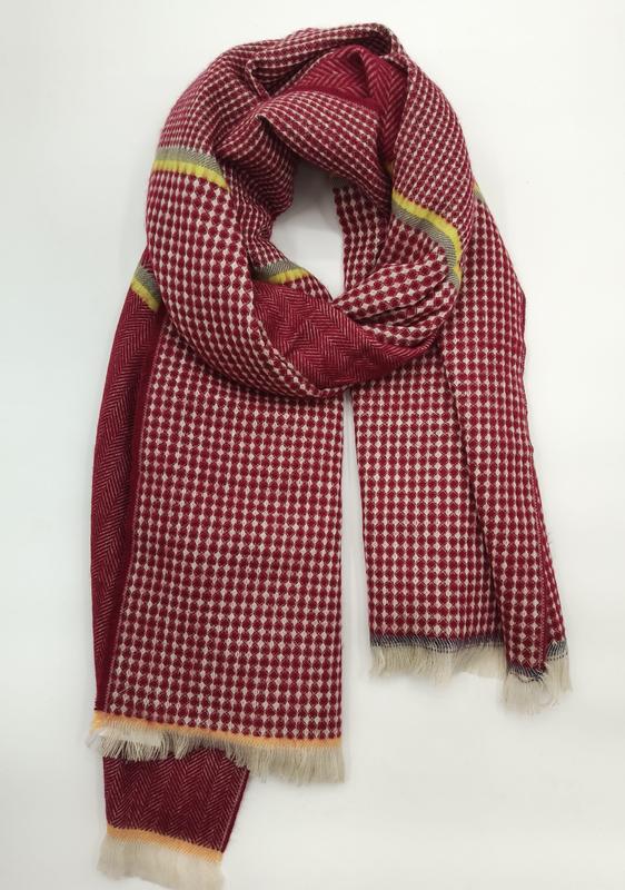 Rød og elfenbenshvit houndstooth-vevd skjerf med gult stripemønster og frynser