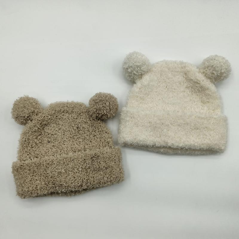 To fluffy strikkeluer til baby med bjørnører og pomponer i beige og krem
