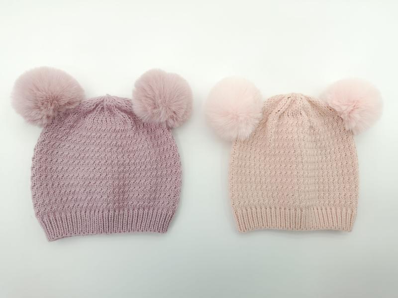 To strikkede vinterluer med doble kunstpelspomponger i lyslilla og blush rosa