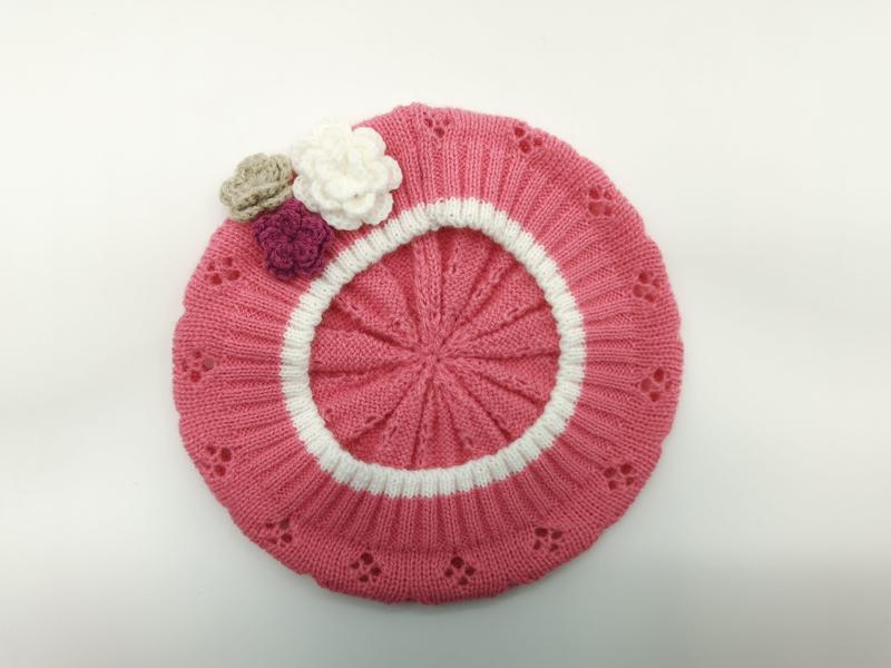 Rosa strikket beret med hvit sirkelstripe