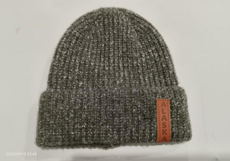 Gråmelert ribbestrikket cuffed beanie med brun Alaska-lapp. Kvalitetshodeplagg fra pålitelig grossist.