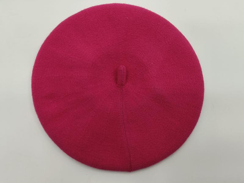 «Varm rosa strikket ullelue i fin strikk med knapp på toppen