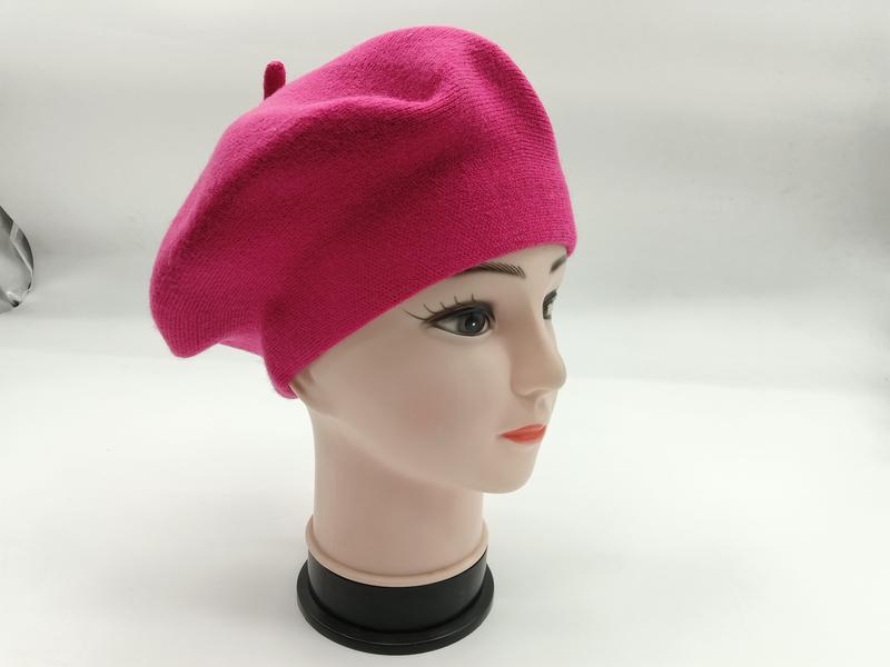 «Varm rosa strikket baret i ull til dame